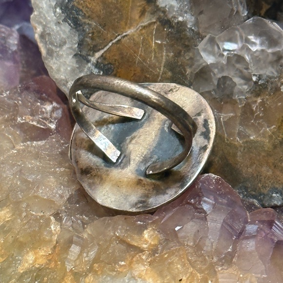 Vintage native mother of pearl turquoise, sterling silver bird ring - Picture 3 of 4